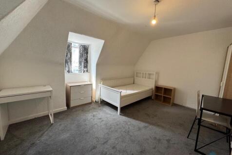 Large 3 Bedroom Flat