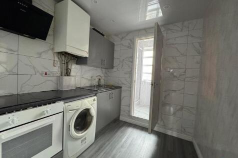 2 Bedroom 1st Floor Flat Part Furnished E10