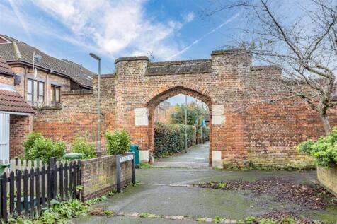 12 Gate Court, Gateway, Weybridge, KT13 8NW - 1.jp