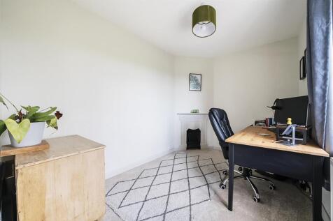 Bedroom/study