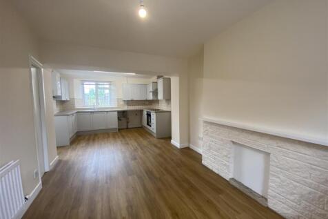 Open plan to kitchen