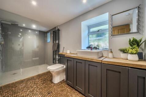 Ensuite ground floor