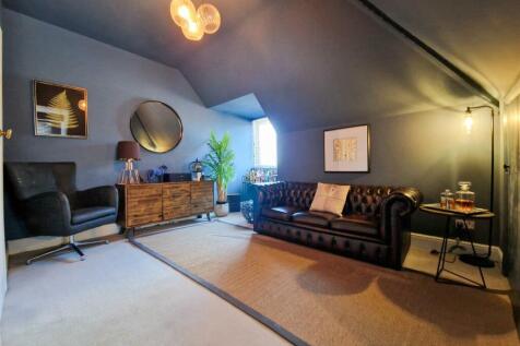 top floor double bedroom-office