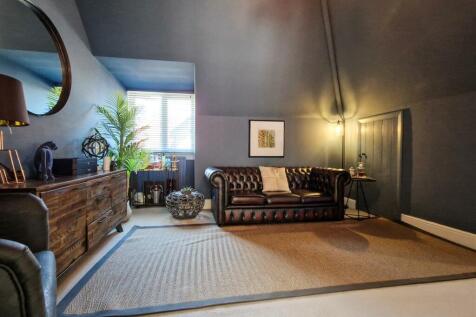 top floor double bedroom-office