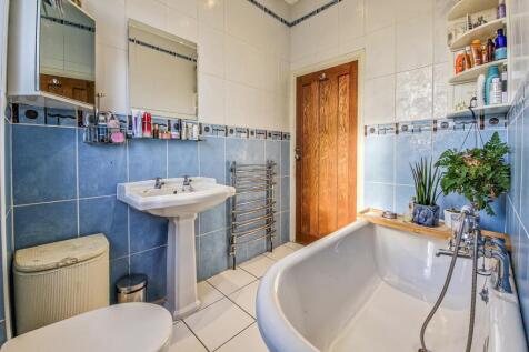four piece bathroom-w.c