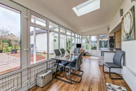 sitting-dining room