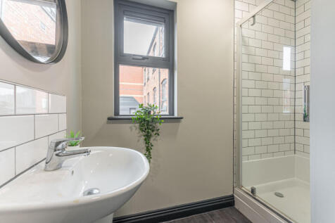 Flat T, Hosiery, Bathroom 1
