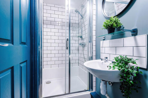 Flat 3, Shoe and Boot, Bathroom 2