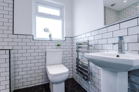 28 Esher Road Bathroom 1