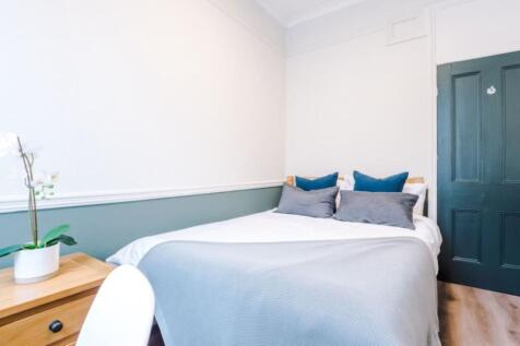 27LA - Bedroom
