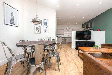 Flat 1, 122 Walter Road Living room 2