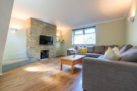 17 St Michaels Road - living room