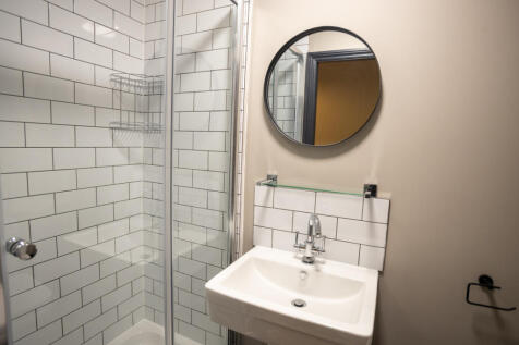 Flat W, Hosiery, Bathroom 1