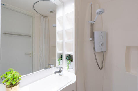 Hope Court Flat 10 bathroom 1