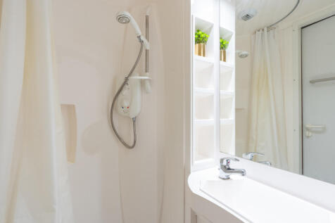 Hope Court Flat 10 bathroom 2