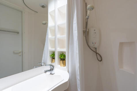 Hope Court Flat 8 bathroom 1