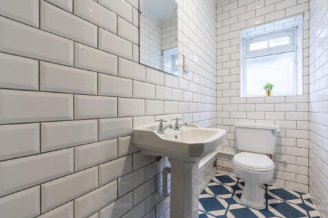Flat 1, 123 Walter Road Bathroom 2