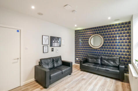 82 Ashford Street, living room 4