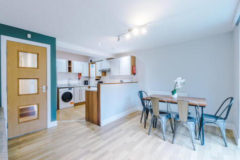 Flat 5 Shiners Yard Living room 8