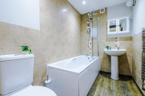 Flat 5 Shiners Yard Bathroom 1