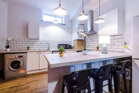 Flat 5, Shoe and Boot, Living Room 6