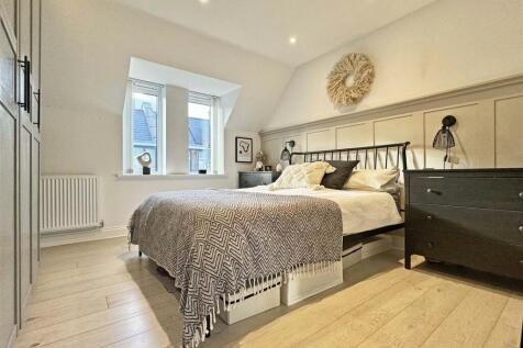 Master Bedroom b.jpg
