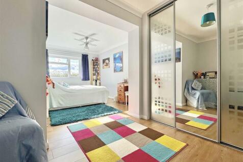 Bed 2 Dressing Area.jpg