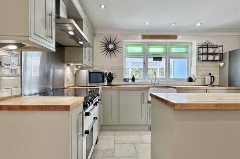 Kitchen b.jpg