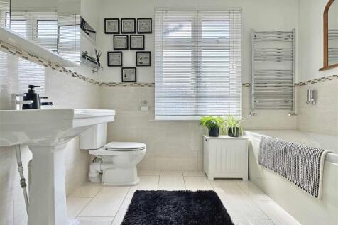 Bathroom b.jpg