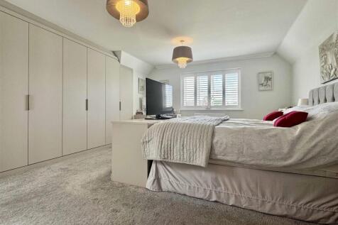 Master Bedroom (b).jpg