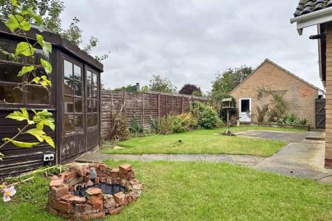 Rear Garden (b).jpg