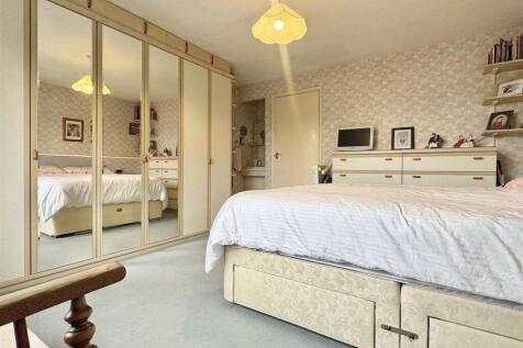 Master Bedroom b.jpg