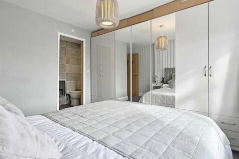 Master Bedroom b.jpg
