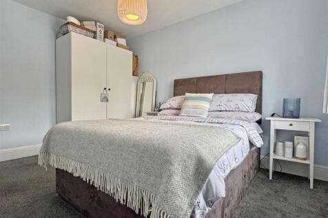 Bedroom 4b.jpg
