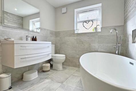 Bathroom b.jpg