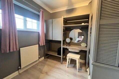 Dressing Area / Bed4