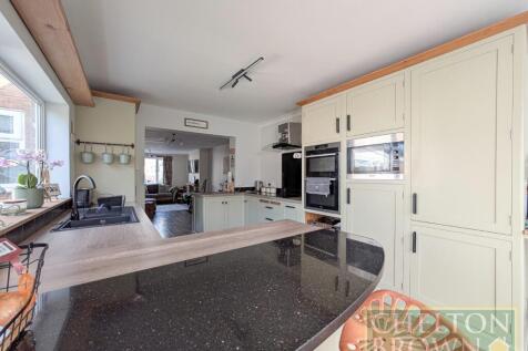 Kitchen &amp; Breakfast