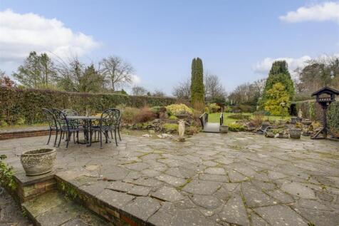 8 Wycombe Road, HP15 6RY-11.jpg