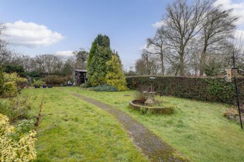 8 Wycombe Road, HP15 6RY-12.jpg