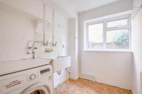31 Wheeler Avenue, HP10 8EN-16.jpg