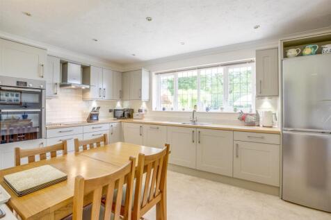 4 Gardner Close, HP15 6HT-8.jpg