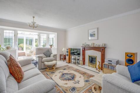 4 Gardner Close, HP15 6HT-10.jpg