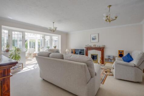 4 Gardner Close, HP15 6HT-9.jpg