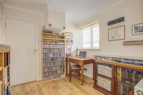 4 Gardner Close, HP15 6HT-7.jpg
