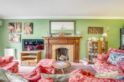 38 Wycombe Road, HP15 6RY-13.jpg