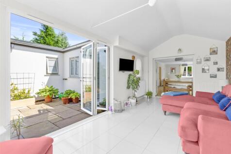 42 Brimmers Hill, HP15 6NP-12.jpg