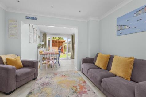 98 Cedar Avenue, HP15 7EF-8.jpg
