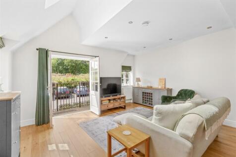 LOUNGE WITH BALCONY