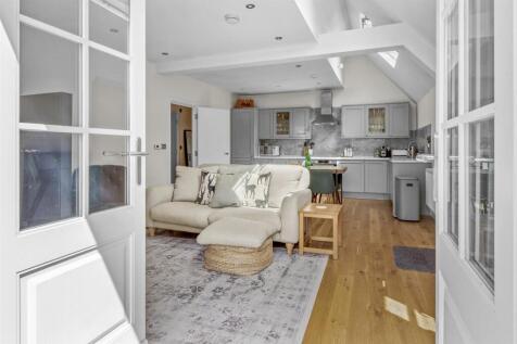 OPEN PLAN LIVING AREA