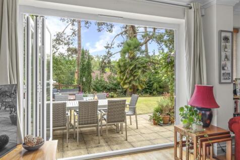 28 De Havilland Drive, HP15 7FP-11.jpg